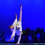 EMAJINARIUM Spectacle vivant costumé et dansant live show combining art performance theatre dance paris theatre de la madeleine