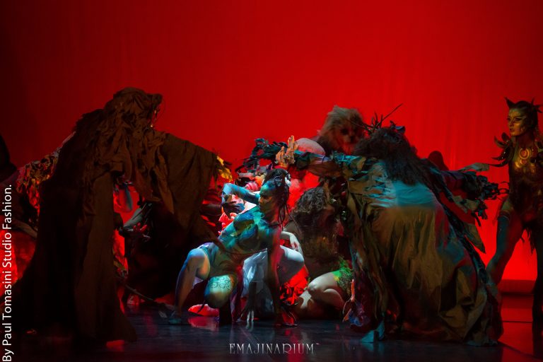 EMAJINARIUM par Free Spirit Spectacle de danse avec costume theatre de la Madeleine paris décors Fraise au Loup costume